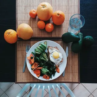 鸡肉牛排配鸡蛋、菠菜、西兰花、鳄梨和胡萝卜 鸡肉牛排配鸡蛋、菠菜、西兰花、鳄梨和胡萝卜