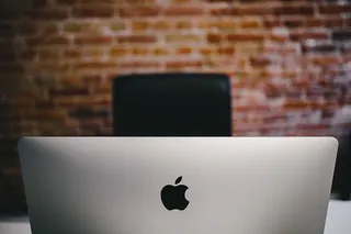 现代办公室内，老式砖墙