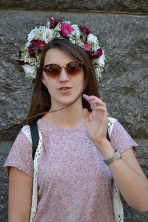 花环,基辅,khreshchatyk,女孩,一个人,真人,眼镜,前视图 花环,基辅,khreshchatyk,女孩,一个人,真人,眼镜,前视图