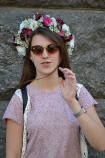 花环,基辅,khreshchatyk,女孩,一个人,真人,眼镜,前视图 花环,基辅,khreshchatyk,女孩,一个人,真人,眼镜,前视图