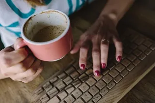 女性手在无线木质键盘上打字的特写