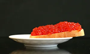 上面有鱼子的切片面包