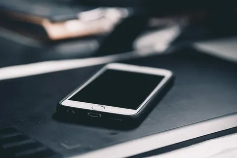 黑色木质表面带黑色外壳的iPhone 黑色木质表面带黑色外壳的iPhone