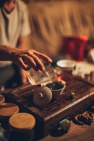 拿着透明玻璃杯子的人