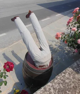 倒置,酒桶,艺术,搞笑,装饰,原创,雕塑,人物 倒置,酒桶,艺术,搞笑,装饰,原创,雕塑,人物