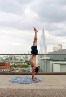 穿蓝色短裤的男人翻倒在地