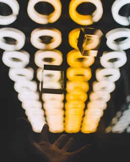 两个透明玻璃立方体