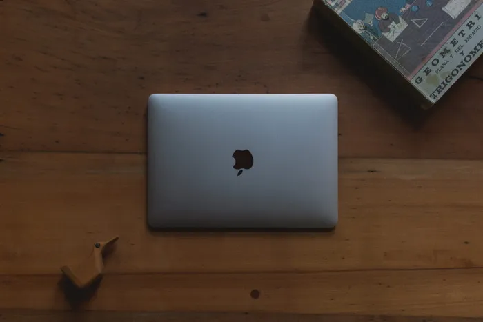 棕色木桌上的银色MacBook