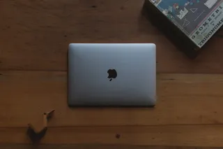 棕色木桌上的银色MacBook