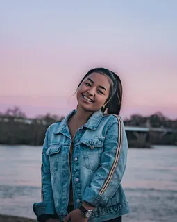身着蓝色牛仔夹克的微笑女子(body of water) 身着蓝色牛仔夹克的微笑女子(body of water)