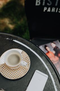 巴黎户外咖啡馆的桌子