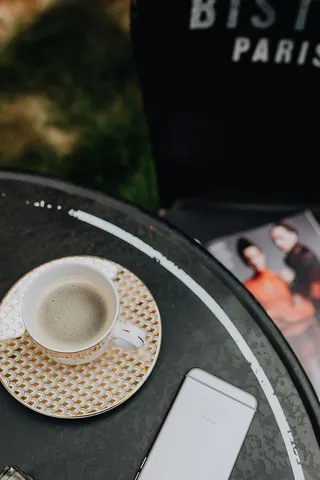 巴黎户外咖啡馆的桌子