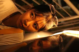 童年，孩子，一个人，后代，头像，室内，肖像，躺下