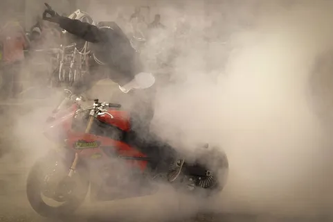 男子骑摩托车,男子,黑色,摩托车,齿轮,装置,骑,红色 男子骑摩托车,男子,黑色,摩托车,齿轮,装置,骑,红色