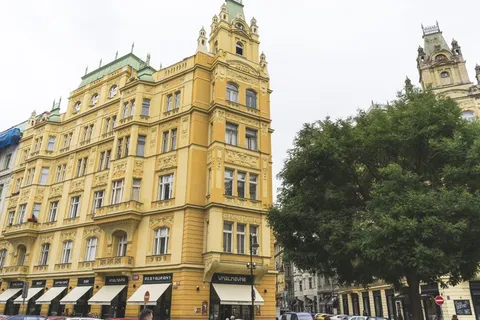 捷克、布拉格、建筑、窗户、树木、城市、城镇、广场 捷克、布拉格、建筑、窗户、树木、城市、城镇、广场