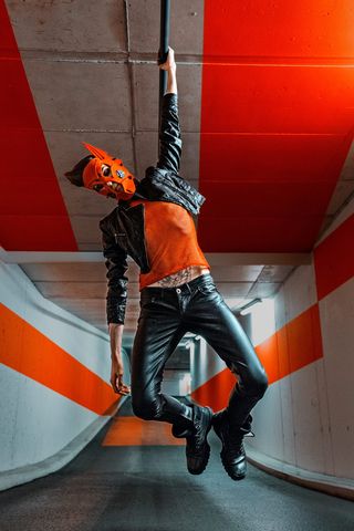 穿黑色皮夹克的男子