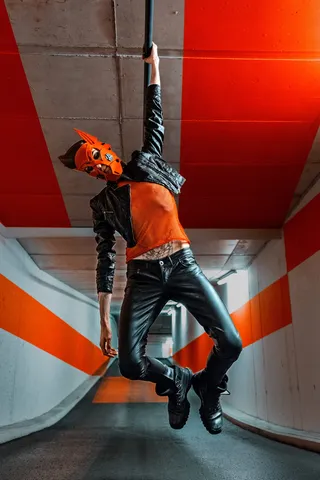 穿黑色皮夹克的男子