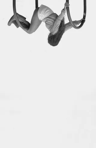 一个女人的倒挂照片