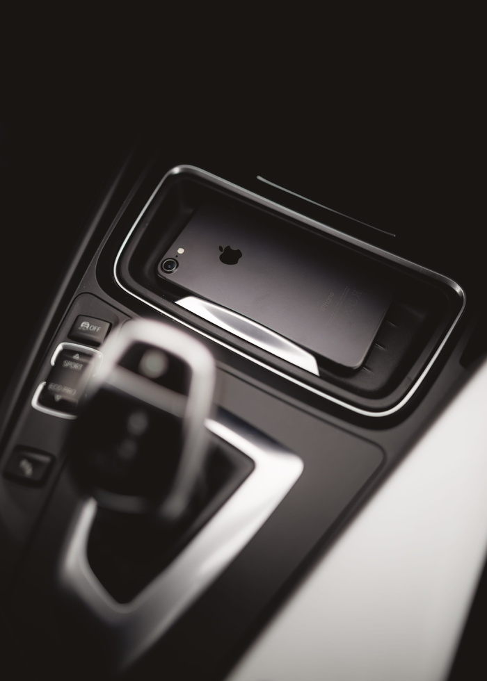 换档杆旁的灰色iPhone 7