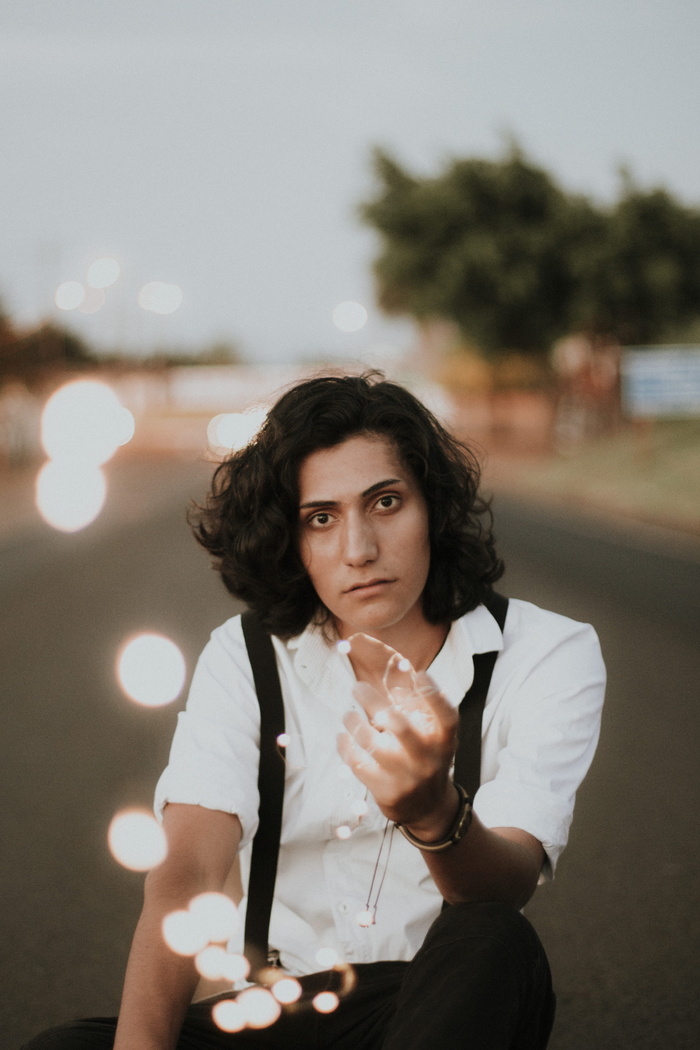 一名男子穿着白色连衣裙衬衫和黑色裤子，带吊带，带有波基效应