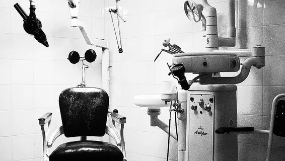 室内、瓷砖、浴室、无人区、地板、家庭房间、墙壁建筑特征、设备