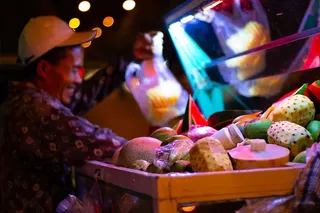 印度尼西亚，泗水，jl kedungdoro，销售，水果，街头摄影，街头摄影，新鲜