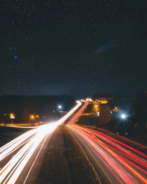Timelapse拍摄夜间路过的汽车