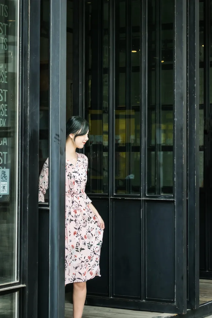 黑发女子，粉色和黑色花朵连衣裙