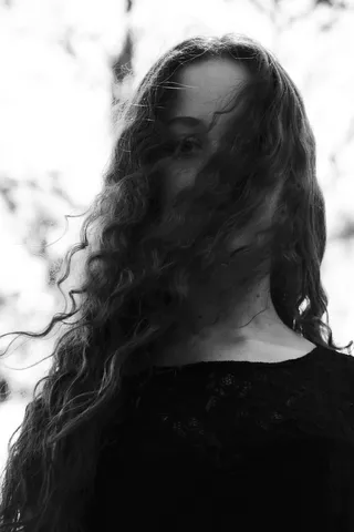 一个女人的黑白照片