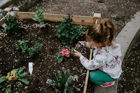 坐着用智能手机的女孩