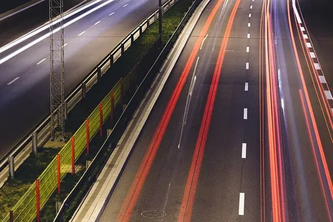 沥青、防撞护栏、道路、草地、高速公路、车道、灯光、长时间曝光