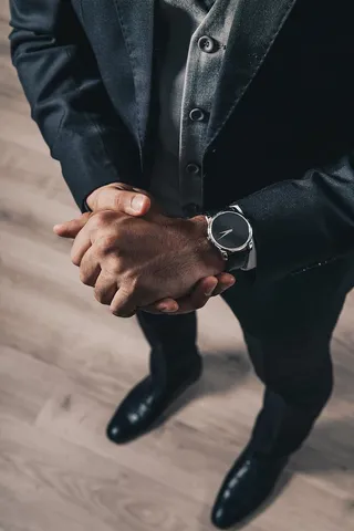 男式灰黑套装照片