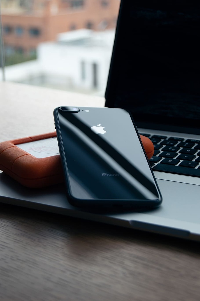 太空灰色iPhone 8 Plus棕色外壳