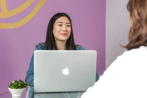 商务女性笔记本电脑会议照片 商务女性笔记本电脑会议照片