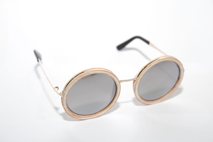 带镜框的太阳镜