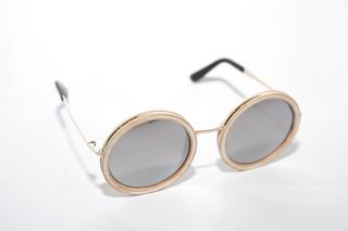 带镜框的太阳镜