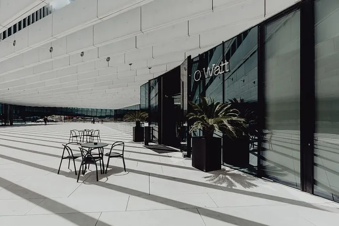 现代白色建筑，建筑师艾利斯·马泰乌斯的EDP总部，葡萄牙里斯本