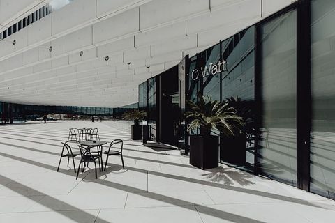 现代白色建筑，建筑师艾利斯·马泰乌斯的EDP总部，葡萄牙里斯本