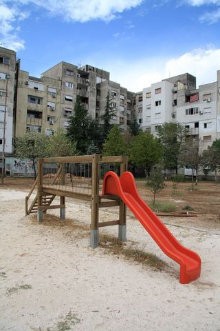 黑山，波德戈里察，儿童，游乐场，居住区，公寓，天空，红色