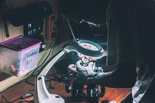 汽车，车辆，交通系统，人，机器人，室内，男人，年轻人