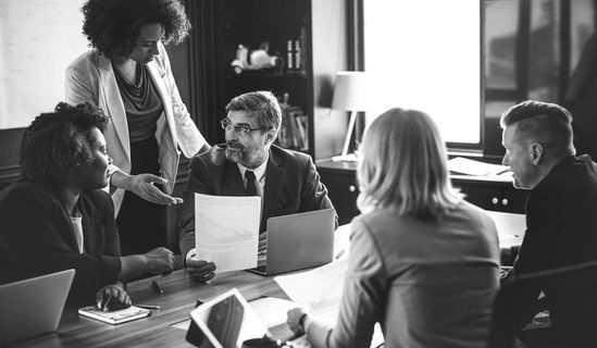 坐在椅子上的一群人的灰度照片