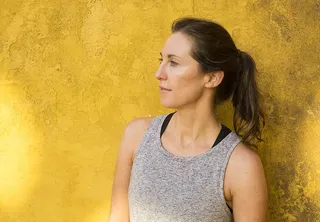 坐在墙边水箱里的女人