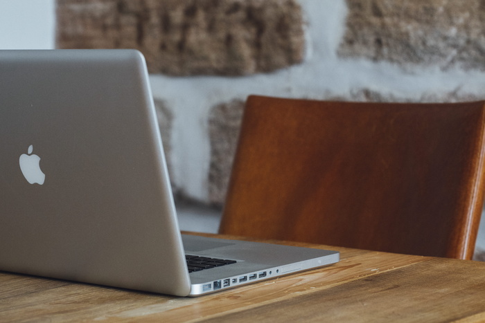 桌上的MacBook Pro