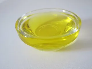 透明玻璃碗，猴面包油，植物油，天然油，洋地黄，猴面包籽油，液态金，化妆品