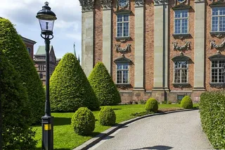 建筑，建筑，城堡，云，立面，花园，树篱，灯柱