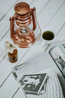 白色桌子上有一个石蜡灯的杂志