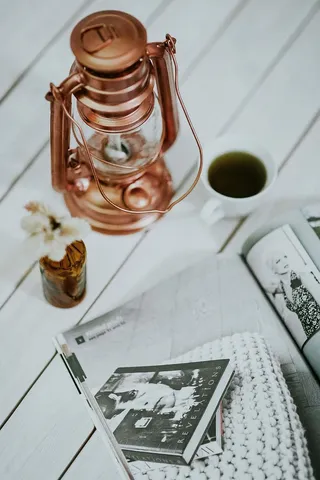 白色桌子上有一个石蜡灯的杂志