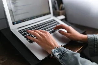 在笔记本电脑上工作的女人