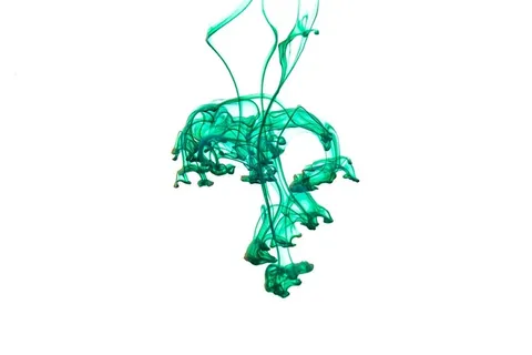 绿色墨水在白色照片上流动