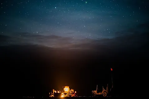 黑暗,夜晚,篝火,野餐,火焰,灯光,汽车,旗帜 黑暗,夜晚,篝火,野餐,火焰,灯光,汽车,旗帜